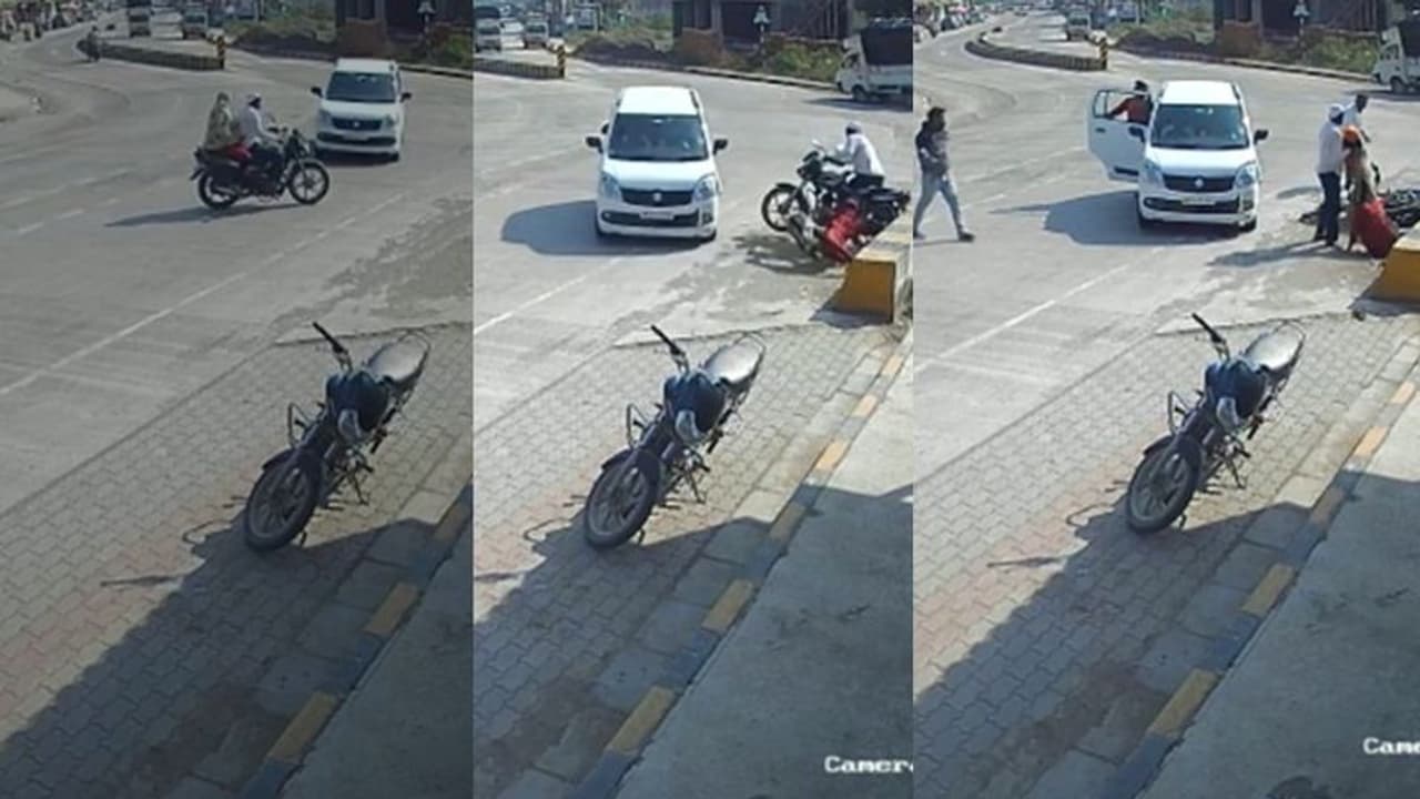ಕಾರು ಡಿಕ್ಕಿಯಾದ ರಭಸಕ್ಕೆ ಬೈಕ್‌ನಿಂದ ಹಾರಿ ಬಿದ್ದ ಮಗು, ಪತ್ನಿ: ವಿಡಿಯೋ ವೈರಲ್ 