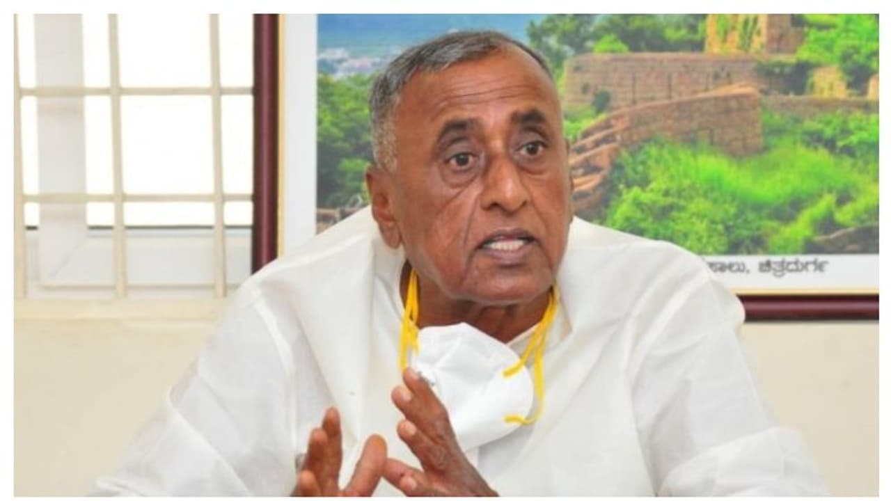 'വീഡിയോ കോൾ വിളിച്ച് നഗ്നത കാണിച്ചു'; യുവതിക്കെതിരെ പരാതിയുമായി ബിജെപി എംഎൽഎ 'വീഡിയോ കോൾ വിളിച്ച് നഗ്നത കാണിച്ചു'; യുവതിക്കെതിരെ പരാതിയുമായി ബിജെപി എംഎൽഎ