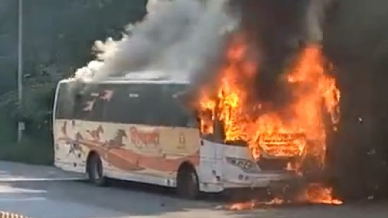 టిఎస్ఆర్టిసి రాజధాని ఎక్స్ప్రెస్ బస్సులో అగ్నిప్రమాదం.. టిఎస్ఆర్టిసి రాజధాని ఎక్స్ప్రెస్ బస్సులో అగ్నిప్రమాదం..