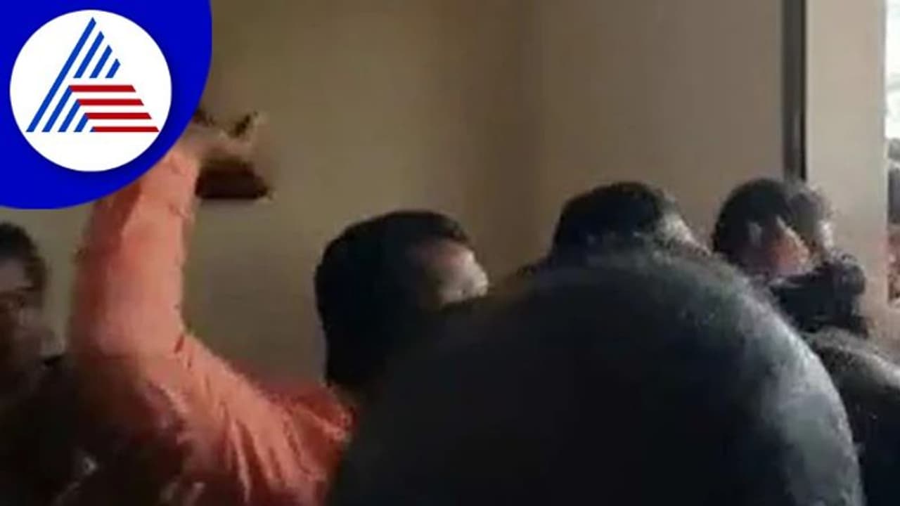 ಕಾಂಗ್ರೆಸ್‌, ಜೆಡಿಎಸ್‌ ಚಕಮಕಿ, ಮಾಜಿ ಶಾಸಕ ಬಾಲಕೃಷ್ಣ ಕಾರಿಗೆ ಕಲ್ಲು