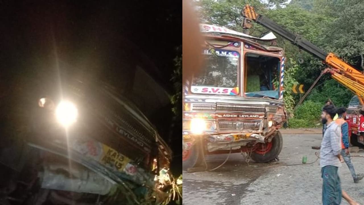 ഇനിയും കണ്ടെത്താതെ ഗ്യാസ് സിലിണ്ടറുകള്; താമശേരി ചുരത്തില് കൊക്കയില് വീണ ലോറി മുകളിലെത്തിച്ചു ഇനിയും കണ്ടെത്താതെ ഗ്യാസ് സിലിണ്ടറുകള്; താമശേരി ചുരത്തില് കൊക്കയില് വീണ ലോറി മുകളിലെത്തിച്ചു