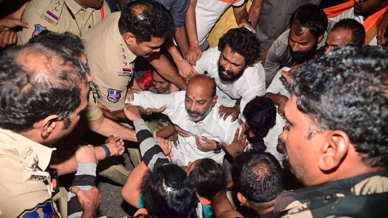 అర్ధరాత్రి దాటాక ఉద్రిక్తత.. మునుగోడు నియోజకవర్గానికి బయలుదేరిన బండి సంజయ్.. అరెస్టు చేసిన పోలీసులు అర్ధరాత్రి దాటాక ఉద్రిక్తత.. మునుగోడు నియోజకవర్గానికి బయలుదేరిన బండి సంజయ్.. అరెస్టు చేసిన పోలీసులు