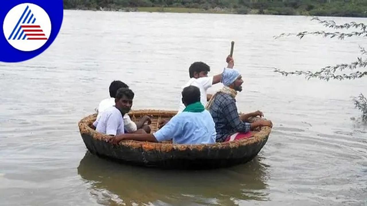 ಗಂಗಾವತಿ: ತುಂಗಭದ್ರೆಯಲ್ಲಿ ಅನಧಿಕೃತ ತೆಪ್ಪಗಳ ಸಂಚಾರ ಅವ್ಯಾಹತ ಗಂಗಾವತಿ: ತುಂಗಭದ್ರೆಯಲ್ಲಿ ಅನಧಿಕೃತ ತೆಪ್ಪಗಳ ಸಂಚಾರ ಅವ್ಯಾಹತ