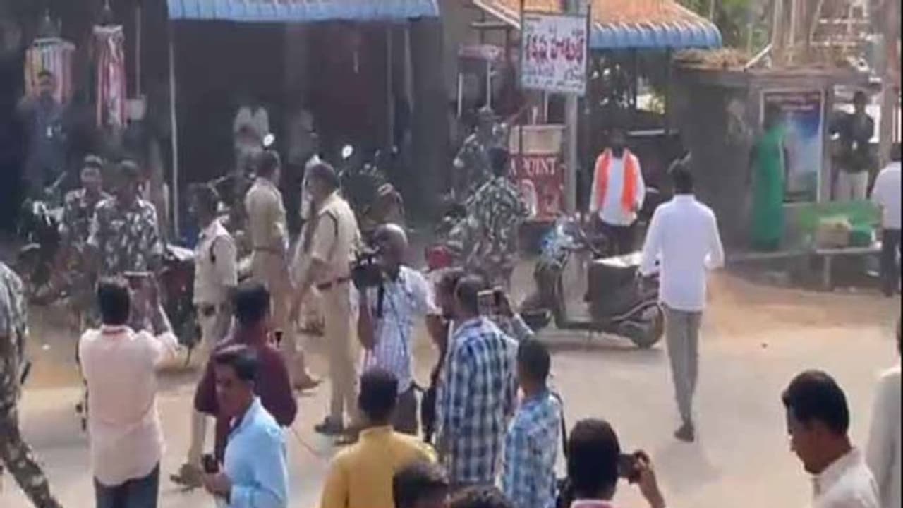 உ.பி.யில் பெண்கள் மீது தடியடி! முடியைப்பிடித்து இழுத்து தெருச்சண்டை! கல் வீசியதாக போலீஸார் குற்றச்சாட்டு