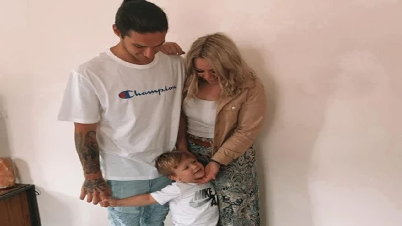 बचपन की प्रेमिका को मां बनाने के बाद शख्स को पता चला कि वो Gay है, इसके बाद की कहानी दिलचस्प है