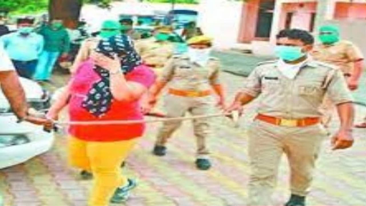 ताजनगरी के होटलों में चल रहा गंदा खेल, ऑनलाइन फोटो दिखा होती है लड़कियों की बुकिंग, सरगना ऐसे चला रही पूरा खेल ताजनगरी के होटलों में चल रहा गंदा खेल, ऑनलाइन फोटो दिखा होती है लड़कियों की बुकिंग, सरगना ऐसे चला रही पूरा खेल