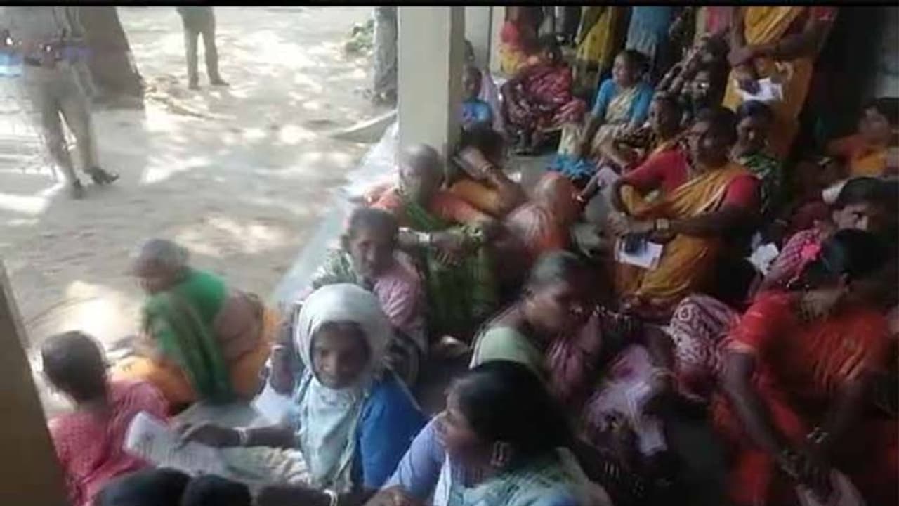 చిన్నకొండూరులో మొరాయించిన ఈవీఎం: పోలింగ్ కేంద్రంలోనే కూర్చున్న ఓటర్లు చిన్నకొండూరులో మొరాయించిన ఈవీఎం: పోలింగ్ కేంద్రంలోనే కూర్చున్న ఓటర్లు