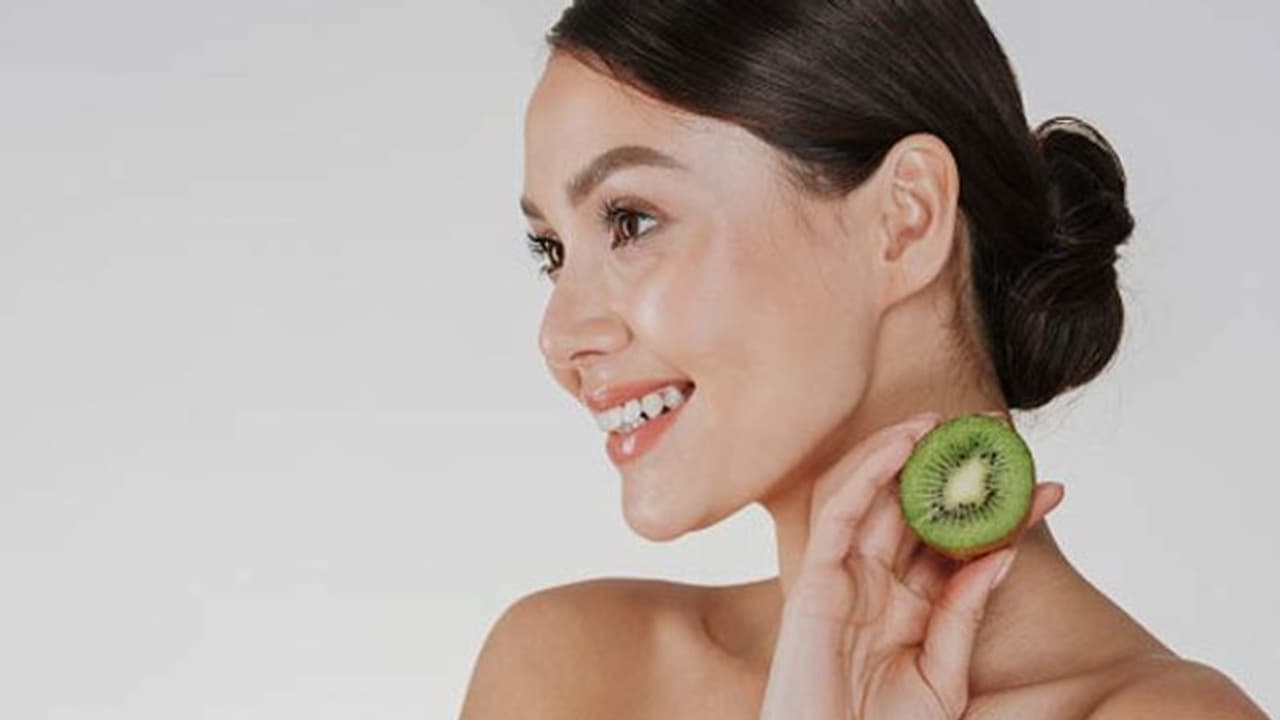 ചര്മ്മം തിളങ്ങാന് പരീക്ഷിക്കാം കിവി കൊണ്ടുള്ള നാല് ഫേസ് പാക്കുകള്... ചര്മ്മം തിളങ്ങാന് പരീക്ഷിക്കാം കിവി കൊണ്ടുള്ള നാല് ഫേസ് പാക്കുകള്...
