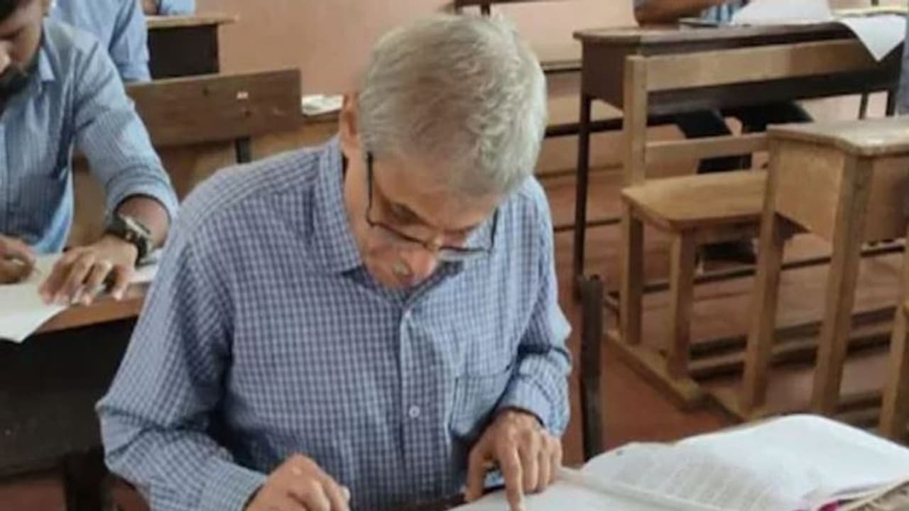 70 की उम्र में गजब का जज्बा : कर्नाटक के नारायण भट ने टॉप की इंजीनियरिंग परीक्षा, स्टेट टॉपर बनें 70 की उम्र में गजब का जज्बा : कर्नाटक के नारायण भट ने टॉप की इंजीनियरिंग परीक्षा, स्टेट टॉपर बनें