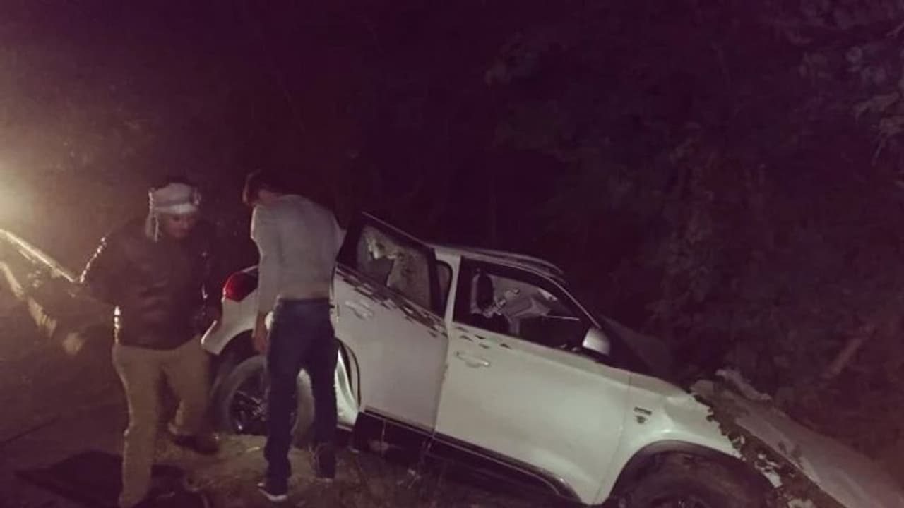 कानपुर: सबूत देने जा रहे सीतापुर के दरोगा ने हादसे में गवाईं जान, ट्रक से हुई टक्कर के बाद कार के उड़े परखच्चे कानपुर: सबूत देने जा रहे सीतापुर के दरोगा ने हादसे में गवाईं जान, ट्रक से हुई टक्कर के बाद कार के उड़े परखच्चे