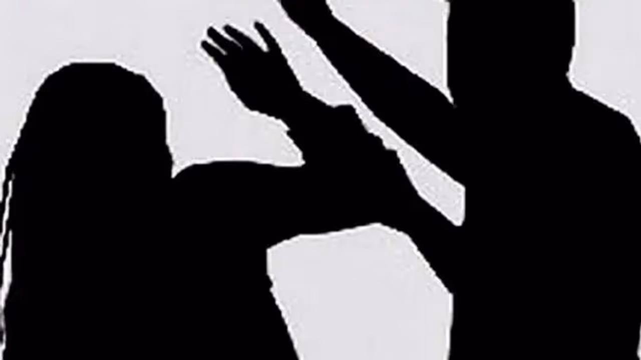 पति अगर बिना वजह पत्नी को छोड़कर चला जाए, तो वाइफ के पास क्या है कानूनी विकल्प यहां जानें पति अगर बिना वजह पत्नी को छोड़कर चला जाए, तो वाइफ के पास क्या है कानूनी विकल्प यहां जानें