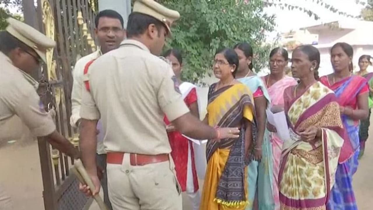 बिहार: दो सीटों पर उपचुनाव में 1 बजे तक 31 फीसद वोटिंग, मतदान से पहले वोटिंगकर्मी की मौत से हड़कम्प बिहार: दो सीटों पर उपचुनाव में 1 बजे तक 31 फीसद वोटिंग, मतदान से पहले वोटिंगकर्मी की मौत से हड़कम्प