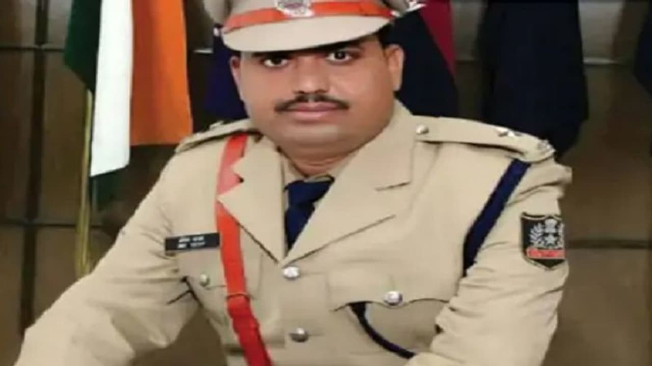 गाजियाबाद: कभी ADM तो कभी IPS बन जाता ये फर्जी अफसर, जेल से वापस आकर ऐसे महिला सिपाही को बनाया निशाना