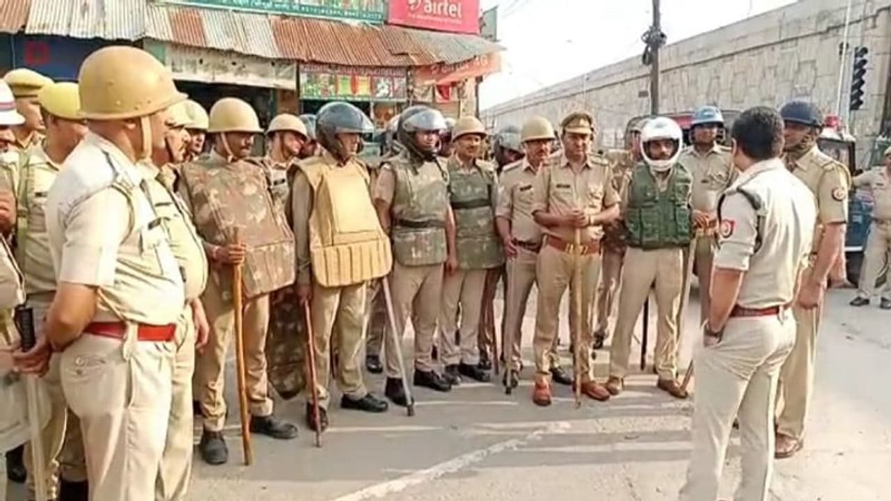 मोकामा उपचुनाव: दो गुटों में झड़प के बाद हिंसा, जमकर चले ईंट पत्थर, कई लोग घायल मोकामा उपचुनाव: दो गुटों में झड़प के बाद हिंसा, जमकर चले ईंट पत्थर, कई लोग घायल