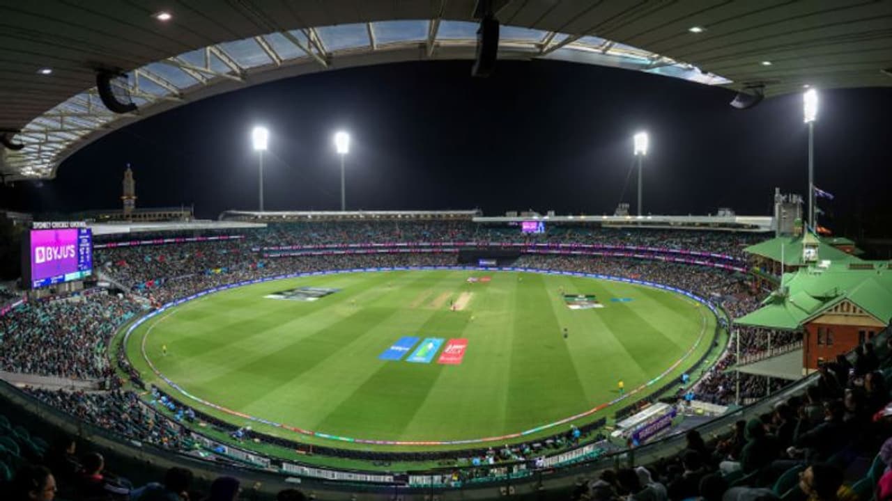 ലോകകപ്പില്‍ വീണ്ടും മഴക്കളി; പാകിസ്ഥാന്‍ ദക്ഷിണാഫ്രിക്ക മത്സരം തടസപ്പെട്ടു, ടീമുകള്‍ക്ക് ചങ്കിടിപ്പേറുന്നു