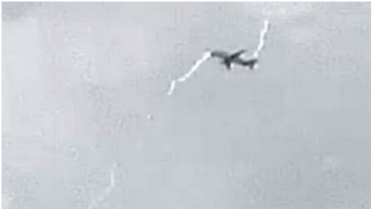 പറന്നുയര്ന്നതിന് പിന്നാലെ ലോകത്തിലെ ഏറ്റവും വലിയ വിമാനത്തിന് മിന്നലേറ്റു; വീഡിയോ പറന്നുയര്ന്നതിന് പിന്നാലെ ലോകത്തിലെ ഏറ്റവും വലിയ വിമാനത്തിന് മിന്നലേറ്റു; വീഡിയോ