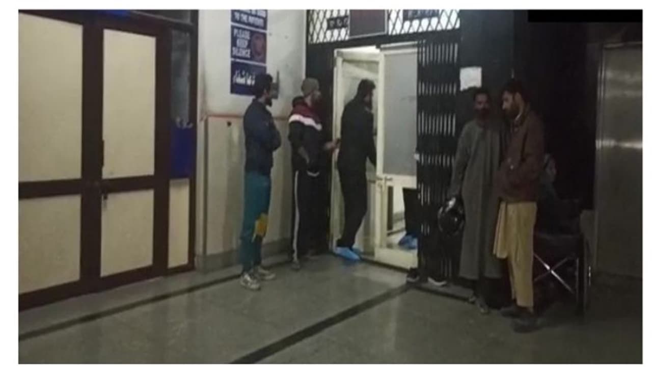 കശ്മീരിൽ വെടിവെപ്പ്, ബിഹാർ, നേപ്പാൾ സ്വദേശികൾക്ക് നേരെ വെടിയുതിർത്തു കശ്മീരിൽ വെടിവെപ്പ്, ബിഹാർ, നേപ്പാൾ സ്വദേശികൾക്ക് നേരെ വെടിയുതിർത്തു