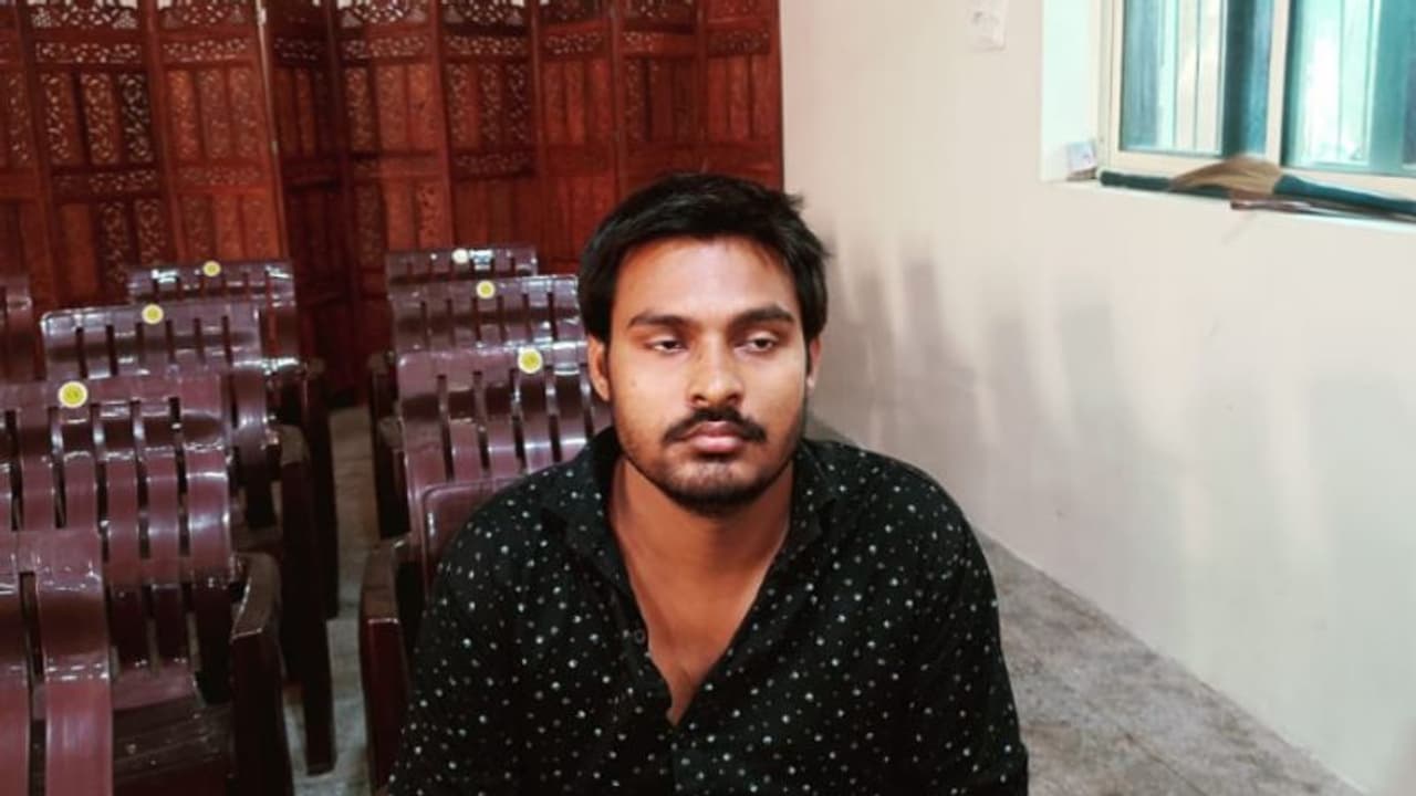 'ദരിദ്രനാണ്, വിവാഹം നടക്കുന്നില്ല, ആത്മാവ് പറഞ്ഞത് ചെയ്തു'; പള്ളിക്കുള്ളിലെ ഖുറാൻ പകർപ്പ് കത്തിച്ചയാളുടെ മൊഴി 'ദരിദ്രനാണ്, വിവാഹം നടക്കുന്നില്ല, ആത്മാവ് പറഞ്ഞത് ചെയ്തു'; പള്ളിക്കുള്ളിലെ ഖുറാൻ പകർപ്പ് കത്തിച്ചയാളുടെ മൊഴി