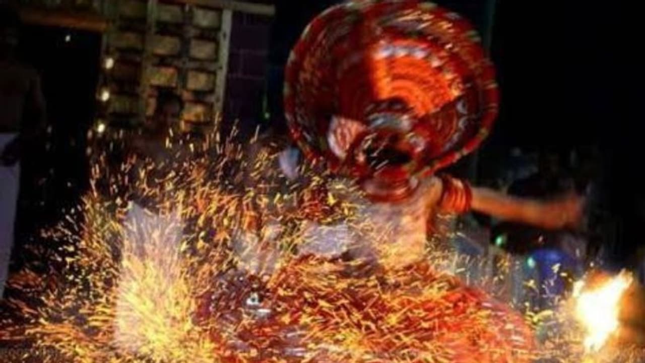 കാന്താരയ്ക്കു പിന്നാലെ മലയാളത്തില്‍ നിന്ന് 'കതിവനൂര്‍ വീരന്‍'; തെയ്യം പശ്ചാത്തലമാക്കുന്ന ബിഗ് ബജറ്റ് ചിത്രം