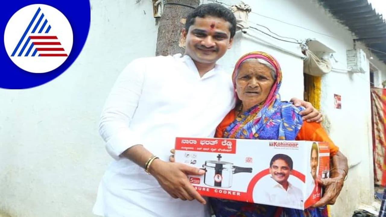 ಬಳ್ಳಾರಿಯಲ್ಲಿ ಕುಕ್ಕರ್ ಪಾಲಿಟಿಕ್ಸ್ ಆರಂಭ: ಪ್ರತಿ ಮನೆಗೊಂದು ಕುಕ್ಕರ್ ಉಡುಗೊರೆ ಬಳ್ಳಾರಿಯಲ್ಲಿ ಕುಕ್ಕರ್ ಪಾಲಿಟಿಕ್ಸ್ ಆರಂಭ: ಪ್ರತಿ ಮನೆಗೊಂದು ಕುಕ್ಕರ್ ಉಡುಗೊರೆ