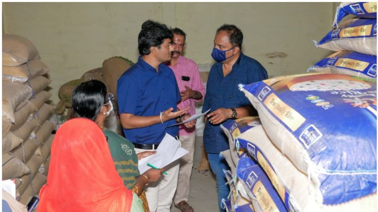 വിലവർധനവ് രൂക്ഷം, മിന്നൽപരിശോധനയുമായി കളക്ടർ; വിലവിവര പട്ടിക പ്രദർശിപ്പിക്കാത്ത കടകൾക്കെല്ലാം എട്ടിൻ്റെ പണി!