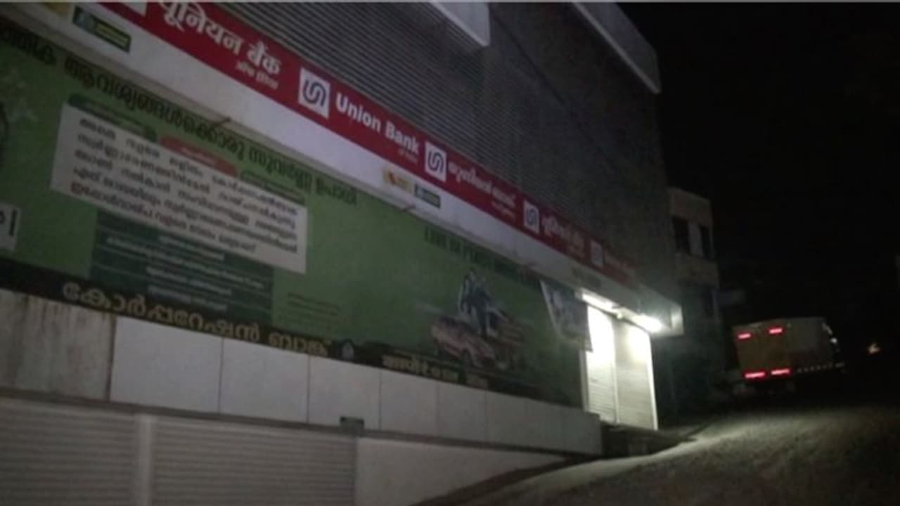 കോട്ടയത്ത് മുക്കുപണ്ട തട്ടിപ്പ്; യൂണിയൻ ബാങ്ക് ശാഖയിൽ നിന്ന് തട്ടിയെടുത്തത് 30 ലക്ഷം രൂപ കോട്ടയത്ത് മുക്കുപണ്ട തട്ടിപ്പ്; യൂണിയൻ ബാങ്ക് ശാഖയിൽ നിന്ന് തട്ടിയെടുത്തത് 30 ലക്ഷം രൂപ