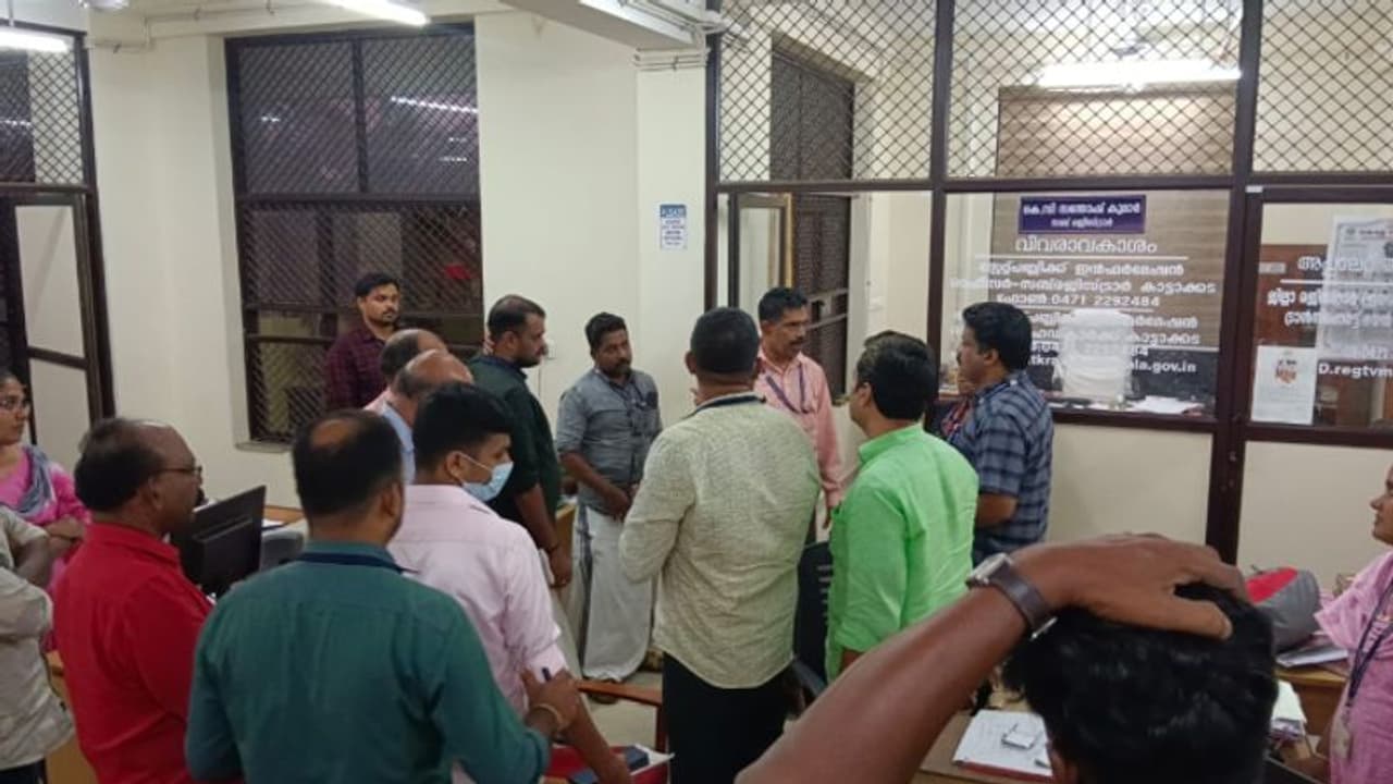കാട്ടാക്കട സബ് രജിസ്ട്രാർ ഓഫീസിൽ വിജിലൻസ് മിന്നൽ പരിശോധന, അനധികൃതമായി സൂക്ഷിച്ച പണം കണ്ടെത്തി കാട്ടാക്കട സബ് രജിസ്ട്രാർ ഓഫീസിൽ വിജിലൻസ് മിന്നൽ പരിശോധന, അനധികൃതമായി സൂക്ഷിച്ച പണം കണ്ടെത്തി