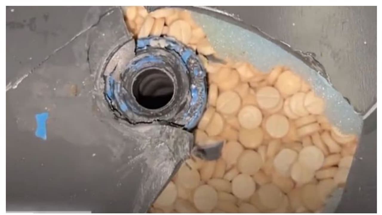 സൗദിയില് 19 ലക്ഷം ലഹരി ഗുളികകള് പിടികൂടി; മയക്കമരുന്ന് ഒളിപ്പിച്ചത് അതിവിദഗ്ധമായി സൗദിയില് 19 ലക്ഷം ലഹരി ഗുളികകള് പിടികൂടി; മയക്കമരുന്ന് ഒളിപ്പിച്ചത് അതിവിദഗ്ധമായി