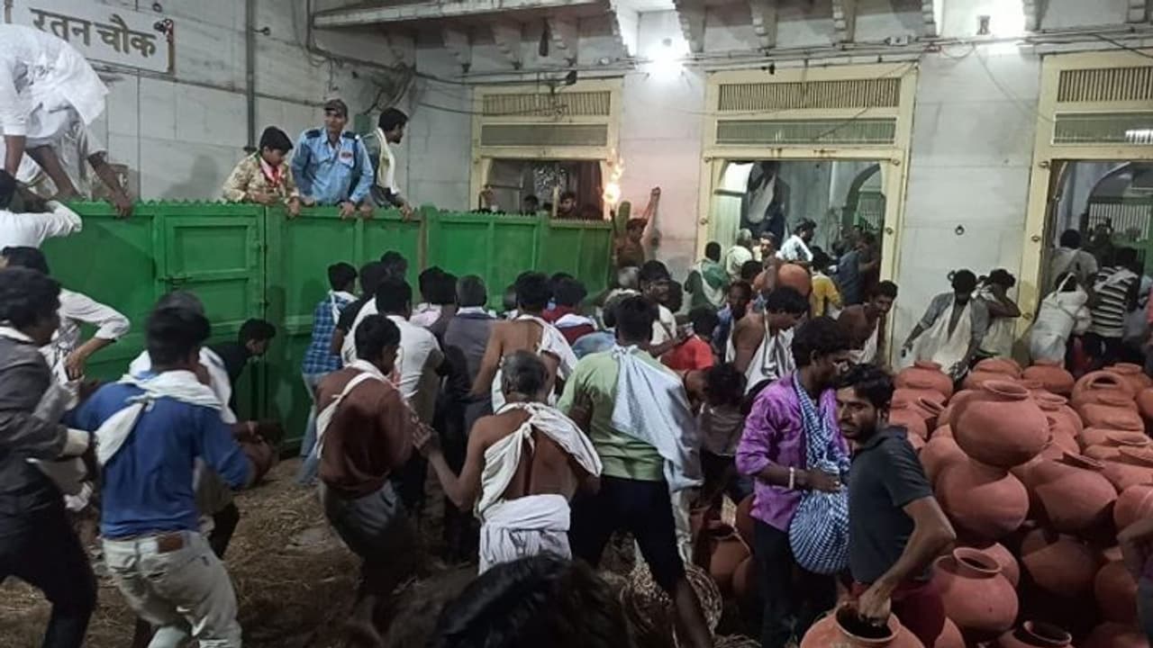 350 साल पुराने श्रीजी मंदिर में हुई गोपाष्टमी, विशेष निमंत्रण में लाई गईं 200 से अधिक गायें