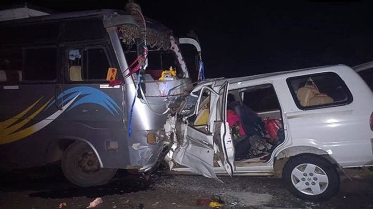 கார் மீது பேருந்து மோதி விபத்து.. 11 பேர் உடல் நசுங்கி ரத்த வெள்ளத்தில் பலி.. உடனே நிவாரணம் அறிவித்த பிரதமர்.!