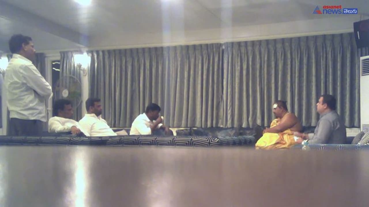 ఆ కేసులో రామచంద్ర భారతికి బెయిల్.. రేపు చంచల్గూడ నుంచి విడుదల ఆ కేసులో రామచంద్ర భారతికి బెయిల్.. రేపు చంచల్గూడ నుంచి విడుదల