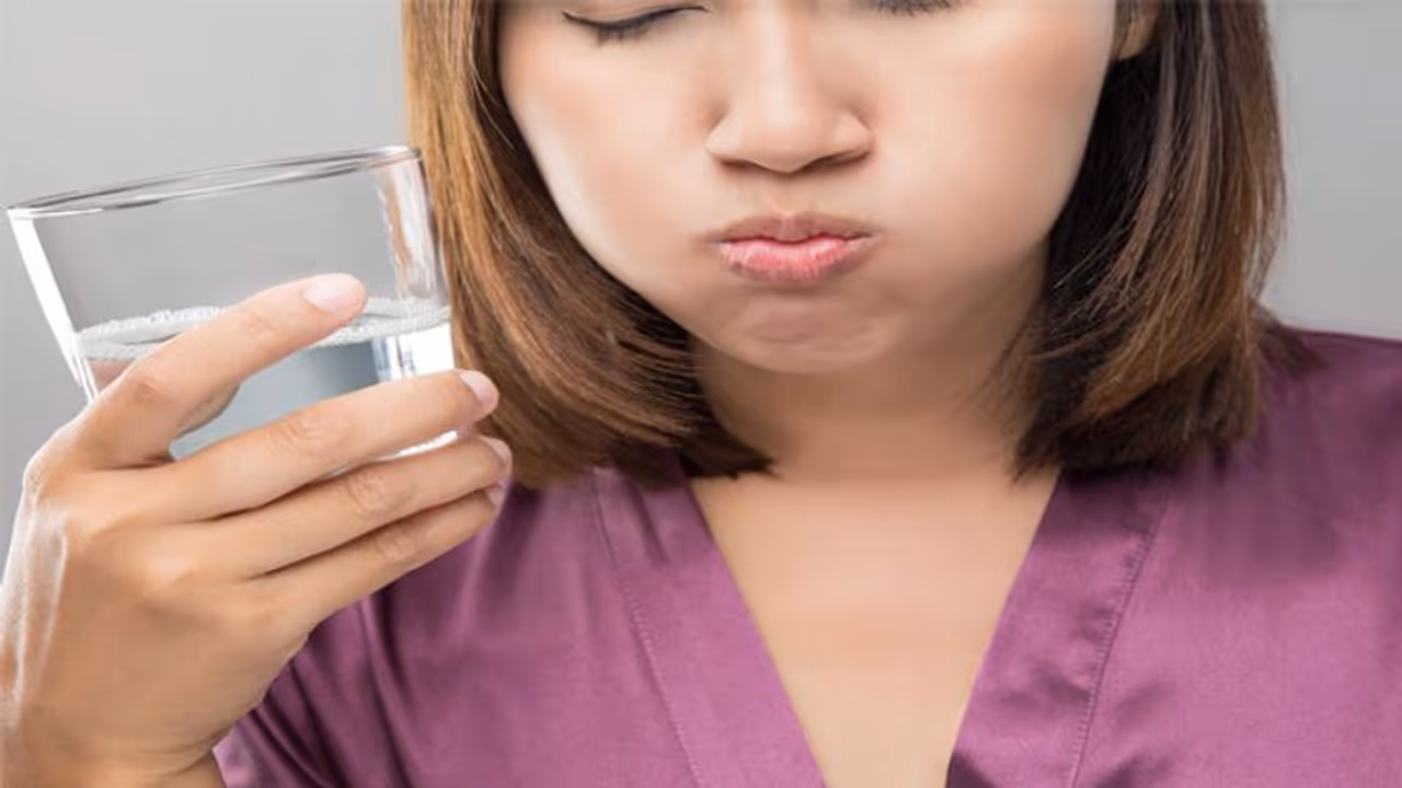 पानी में चुटकी भर नमक डालकर गरारे करने से मिलते है ये 5 फायदे, आज से ही कर दें शुरू पानी में चुटकी भर नमक डालकर गरारे करने से मिलते है ये 5 फायदे, आज से ही कर दें शुरू