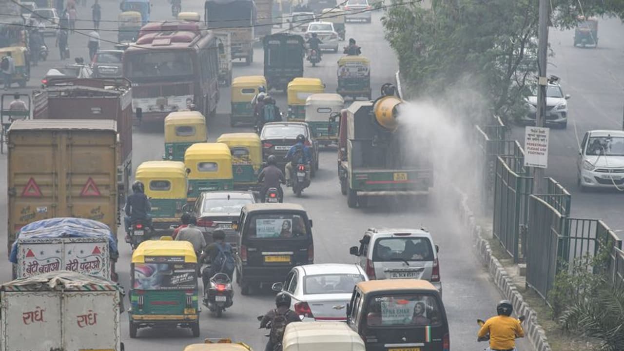 Delhi's air quality remains 'very poor' for second day with AQI at 322