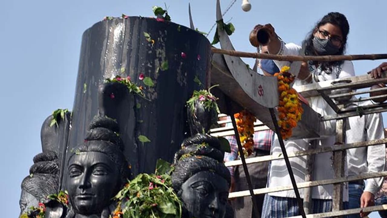 Shani Pradosh 2022: शुभ मुहूर्त में करें शनि प्रदोष की पूजा, जानें विधि, आरती, कथा और महत्व