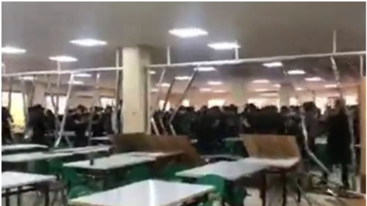 സര്വകലാശാലയില് ആണ്/പെണ് കുട്ടികളെ വേര്തിരിച്ച മതില് ചവിട്ടിപ്പൊളിച്ച് വിദ്യാര്ത്ഥികള് സര്വകലാശാലയില് ആണ്/പെണ് കുട്ടികളെ വേര്തിരിച്ച മതില് ചവിട്ടിപ്പൊളിച്ച് വിദ്യാര്ത്ഥികള്