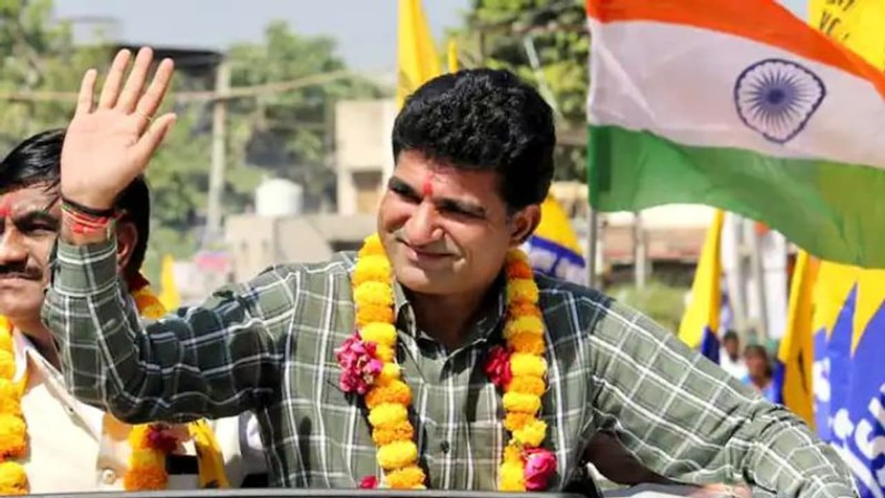 யார் இந்த இசுதான் கத்வி.? பத்திரிகையாளர் டூ ஆம் ஆத்மி முதல்வர் வேட்பாளர்.. குஜராத் தேர்தல் பரபர! யார் இந்த இசுதான் கத்வி.? பத்திரிகையாளர் டூ ஆம் ஆத்மி முதல்வர் வேட்பாளர்.. குஜராத் தேர்தல் பரபர!