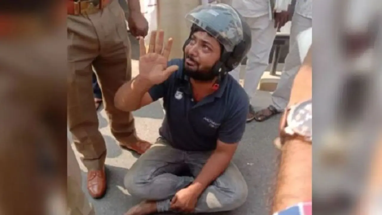 2 हजार का कटा चालान तो हेलमेट पहनकर बीच सड़क पर बैठ गया चायवाला, कहा पुलिस कर रही मनमानी 2 हजार का कटा चालान तो हेलमेट पहनकर बीच सड़क पर बैठ गया चायवाला, कहा पुलिस कर रही मनमानी