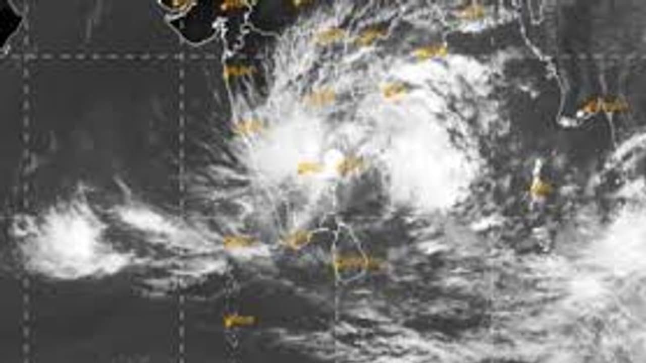 வங்கக்கடலில் உருவாகிறது குறைந்த காற்றழுத்த தாழ்வு பகுதி.. புயலாக மாறுமா..? வானிலை மையம் அறிக்கை வங்கக்கடலில் உருவாகிறது குறைந்த காற்றழுத்த தாழ்வு பகுதி.. புயலாக மாறுமா..? வானிலை மையம் அறிக்கை