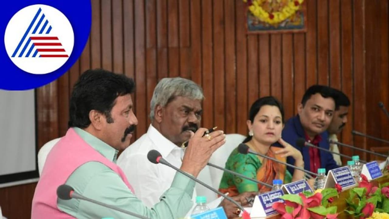 ಚಿತ್ರದುರ್ಗ: ಅಬಕಾರಿ ಇಲಾಖೆ ಅಧಿಕಾರಿಗಳ ವಿರುದ್ದ ಗೂಳಿಹಟ್ಟಿ ಶೇಖರ್ ಕಿಡಿ ಚಿತ್ರದುರ್ಗ: ಅಬಕಾರಿ ಇಲಾಖೆ ಅಧಿಕಾರಿಗಳ ವಿರುದ್ದ ಗೂಳಿಹಟ್ಟಿ ಶೇಖರ್ ಕಿಡಿ