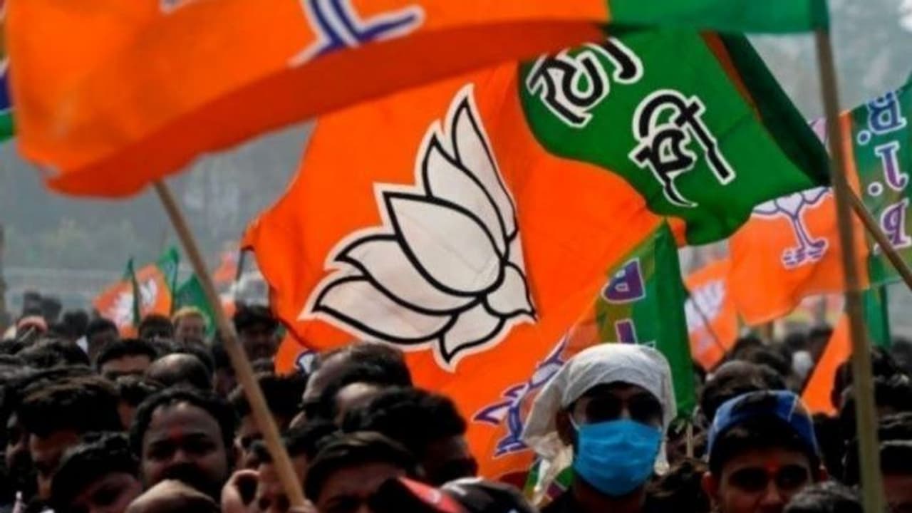 गुजरात चुनाव को लेकर BJP सांसद का बड़ा बयान, कहा विधायकों के बेटे बेटी और रिश्तेदार को टिकट नहीं देगी पार्टी गुजरात चुनाव को लेकर BJP सांसद का बड़ा बयान, कहा विधायकों के बेटे बेटी और रिश्तेदार को टिकट नहीं देगी पार्टी