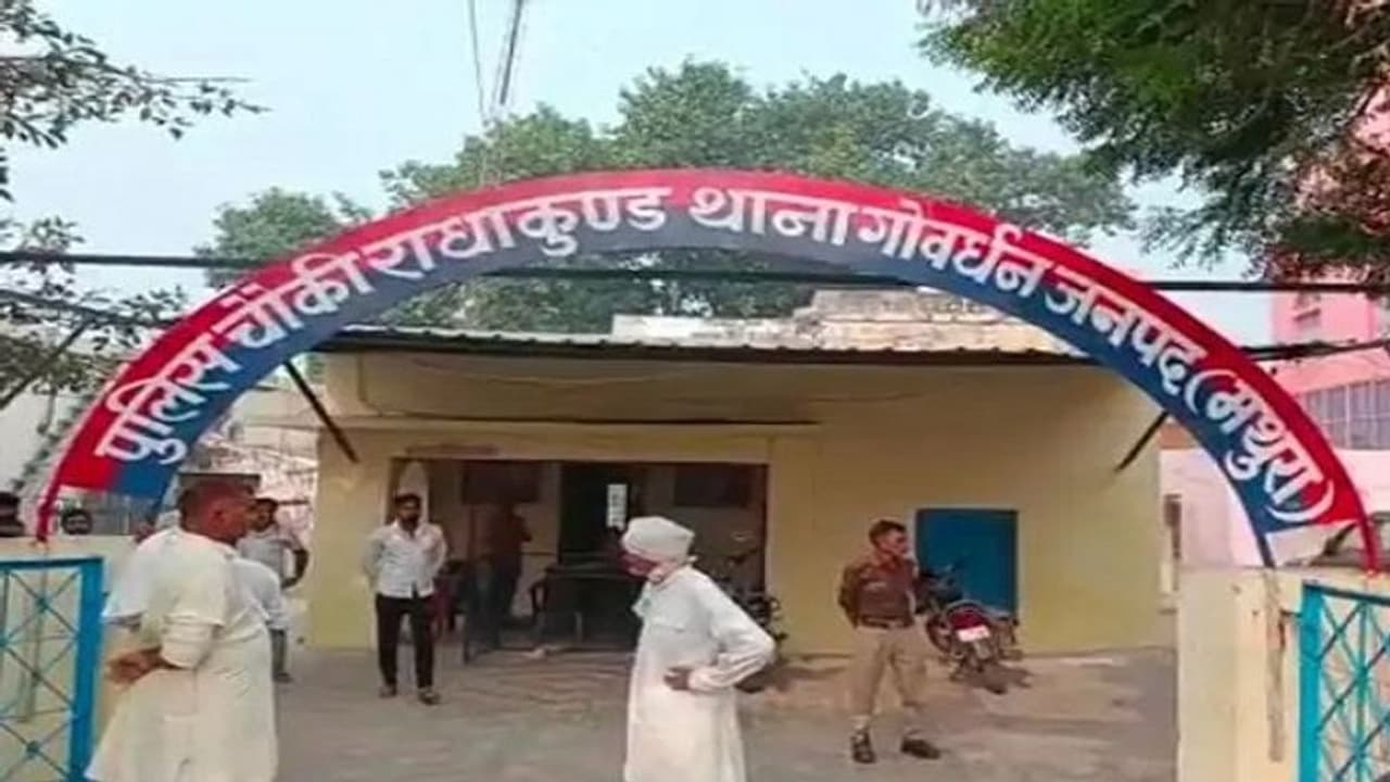 पति ने पीट पीटकर पत्नी की कर दी हत्या, पड़ोसियों को फोन कर बोला मैंने उसे मार डाला, इसके घर वालों को बता देना पति ने पीट पीटकर पत्नी की कर दी हत्या, पड़ोसियों को फोन कर बोला मैंने उसे मार डाला, इसके घर वालों को बता देना