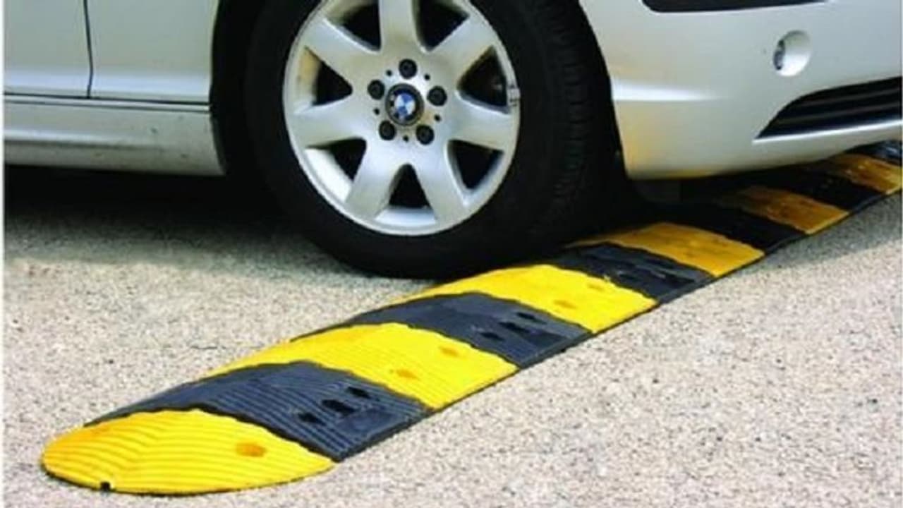 స్పీడ్ బ్రేకర్ దాటేటప్పుడు మీ కారు గ్రౌండ్ క్లియరెన్స్ తగులుతుందా.. ఈ టిప్స్ పాటిస్తే చాలు... స్పీడ్ బ్రేకర్ దాటేటప్పుడు మీ కారు గ్రౌండ్ క్లియరెన్స్ తగులుతుందా.. ఈ టిప్స్ పాటిస్తే చాలు...