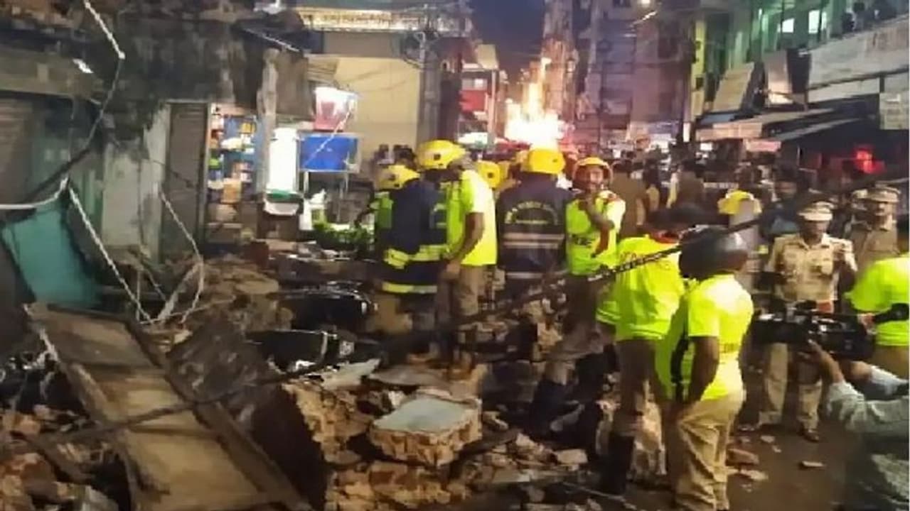 சென்னையில் கனமழை பெய்ததன் எதிரொலி... வீடு இடிந்து விழுந்து ஒருவர் உயிரிழப்பு!!