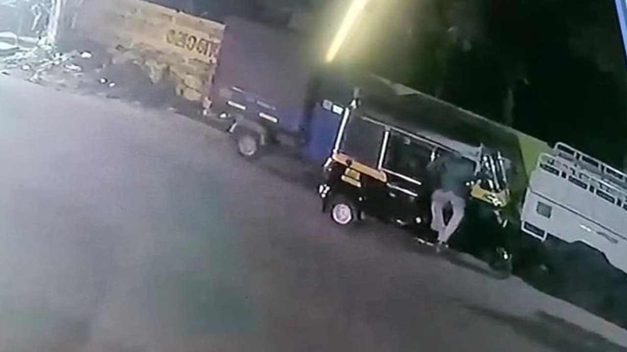 സിസിടിവിയിൽ കണ്ടത് നിർത്തിയിട്ട ഓട്ടോയിൽ ഇരുന്ന് ഫോൺ വിളിക്കുന്നയാളെ, ആർസിയും പണവും അടക്കം എല്ലാം മോഷണം പോയി