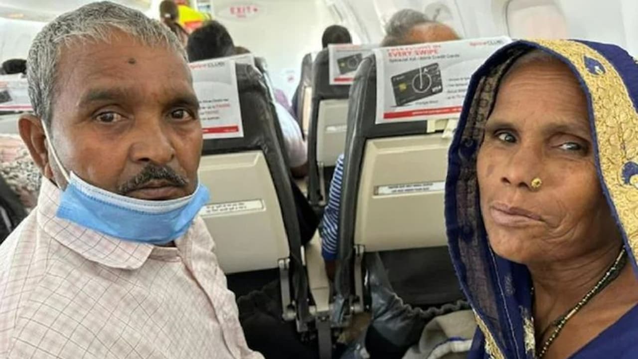 ಮೊದಲ ಬಾರಿ ವಿಮಾನವೇರಿದ ಹಿರಿಜೀವಗಳು... ಅಮೇಲೇನಾಯ್ತು ನೋಡಿ..