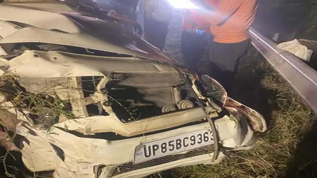 नोएडा से बारात से लौट रही कार की यमुना एक्सप्रेस वे पर भीषण भिड़ंत 4 की मौत, दूल्हा दुल्हन लहूलुहान नोएडा से बारात से लौट रही कार की यमुना एक्सप्रेस वे पर भीषण भिड़ंत 4 की मौत, दूल्हा दुल्हन लहूलुहान