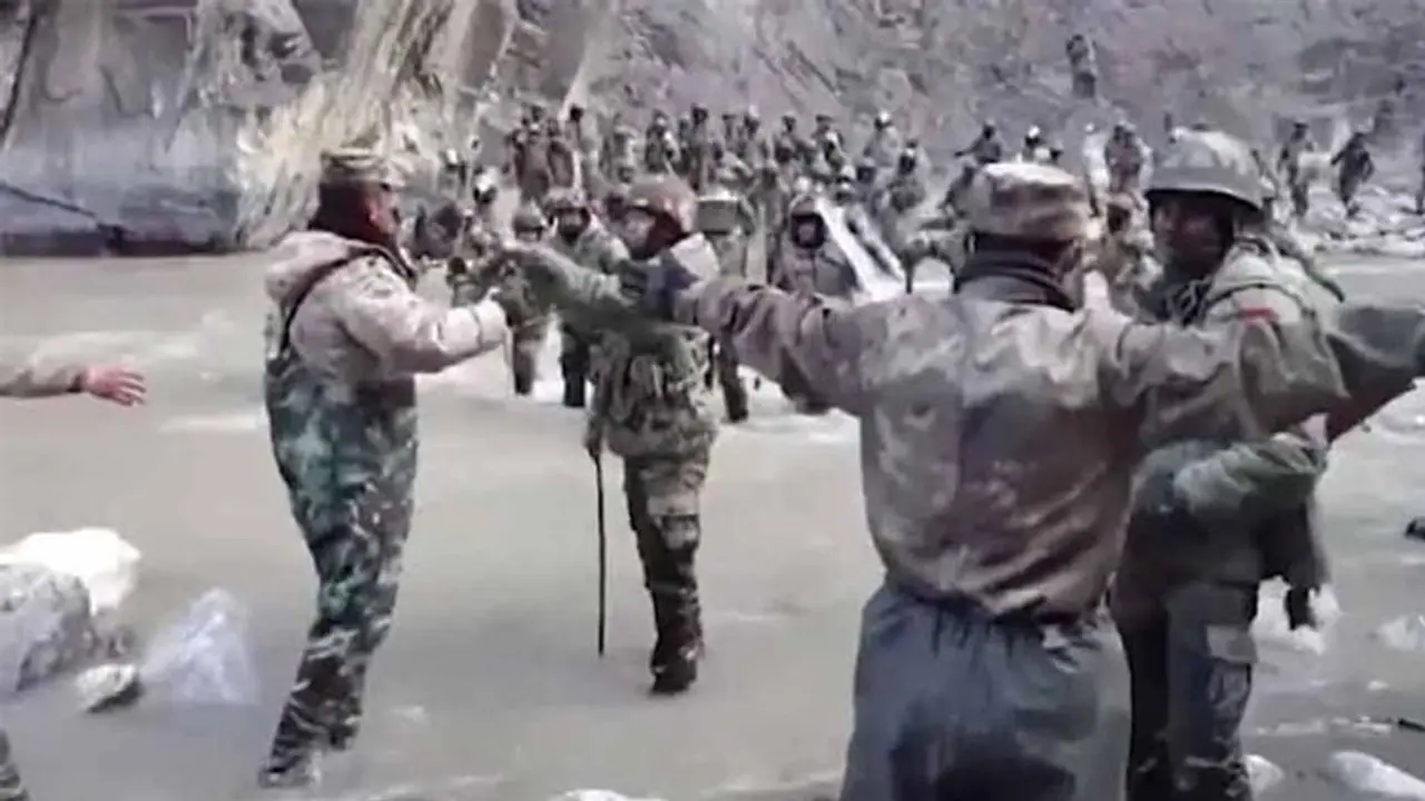 भारतीय सेना की तीन यूनिट्स पड़ गई 600 चीनियों पर भारी, उल्टे पांव भागे ड्रैगन के भेजे गए सैनिक भारतीय सेना की तीन यूनिट्स पड़ गई 600 चीनियों पर भारी, उल्टे पांव भागे ड्रैगन के भेजे गए सैनिक