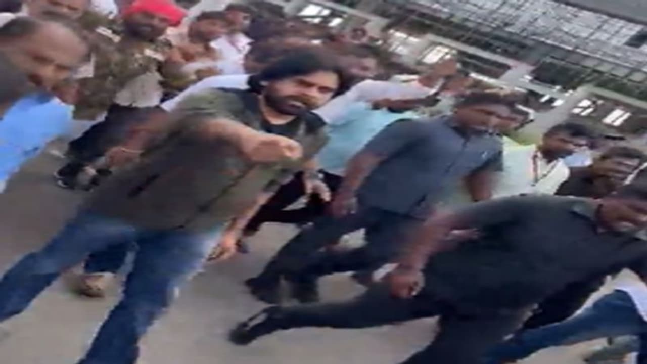 కాలినడకన ఇప్పటం చేరుకున్న పవన్.. కూల్చేసిన ఇళ్ల పరిశీలన.. ఇడుపులపాయలో హైవే వేస్తామని వైసీపీకి హెచ్చరిక.. కాలినడకన ఇప్పటం చేరుకున్న పవన్.. కూల్చేసిన ఇళ్ల పరిశీలన.. ఇడుపులపాయలో హైవే వేస్తామని వైసీపీకి హెచ్చరిక..