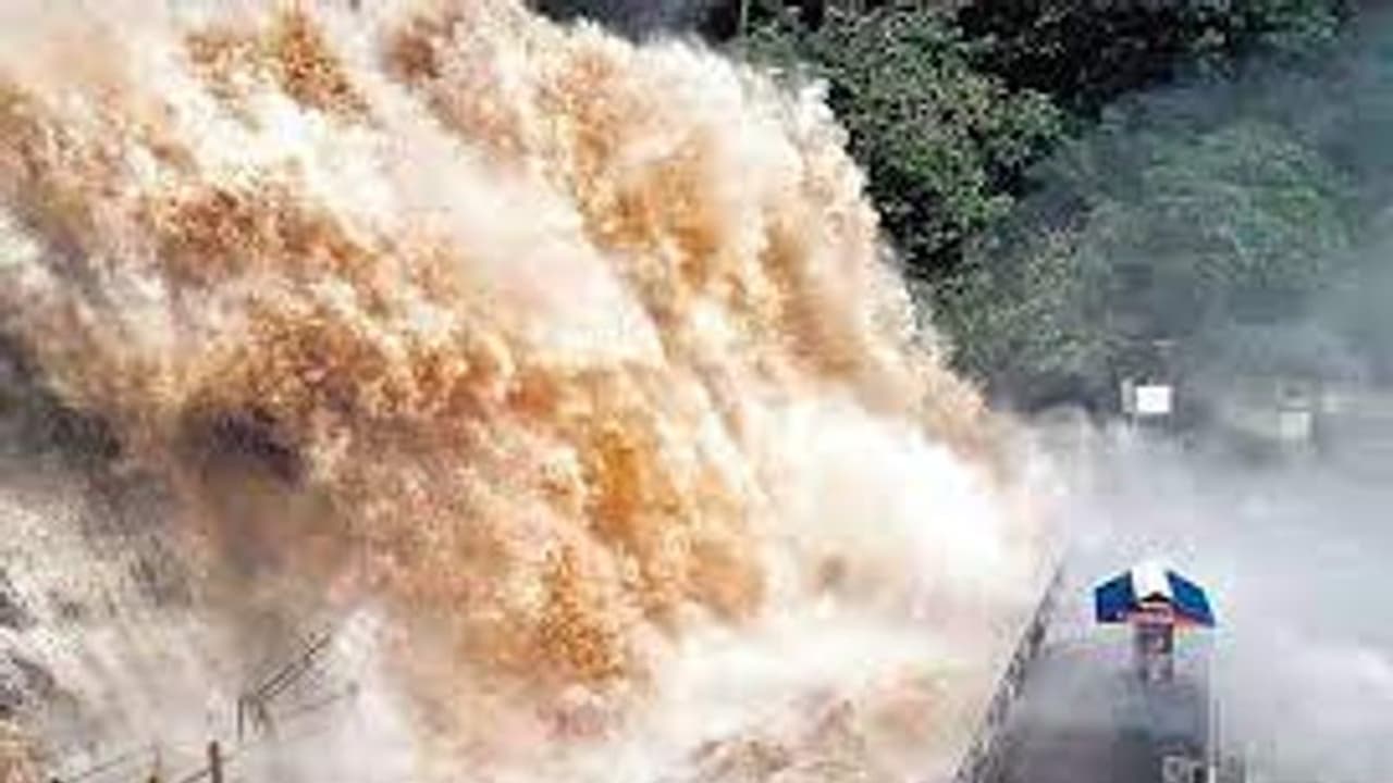 குற்றால அருவிகளில் கடும் வெள்ளப்பெருக்கு.. சுற்றுலா பயணிகள் குளிக்க தடை..