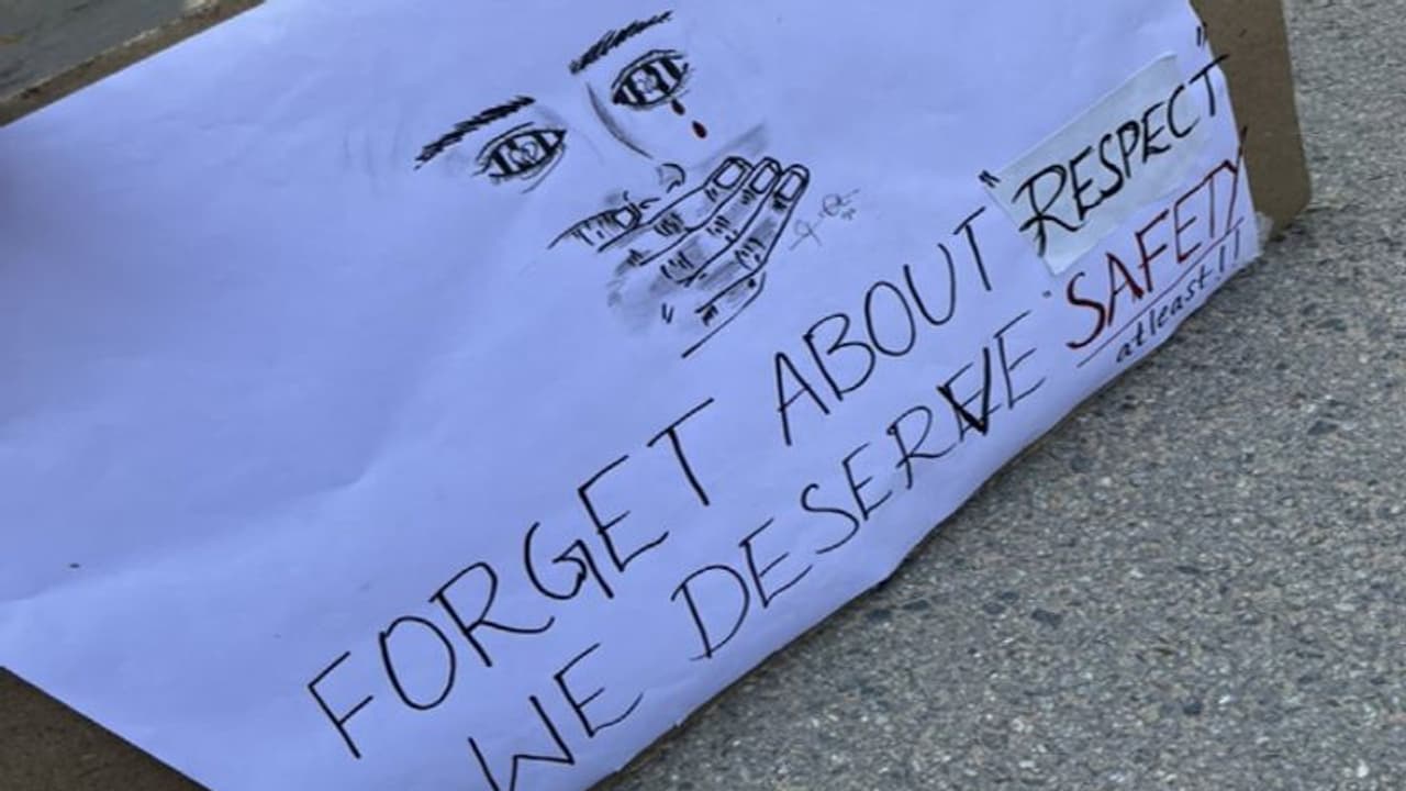 ఎంఎన్ఆర్ మెడికల్ కాలేజ్లో విద్యార్థినుల ఆందోళన.. అసభ్యంగా ప్రవర్తిస్తున్న ఏడీని సస్పెండ్ చేయాలని డిమాండ్.. ఎంఎన్ఆర్ మెడికల్ కాలేజ్లో విద్యార్థినుల ఆందోళన.. అసభ్యంగా ప్రవర్తిస్తున్న ఏడీని సస్పెండ్ చేయాలని డిమాండ్..